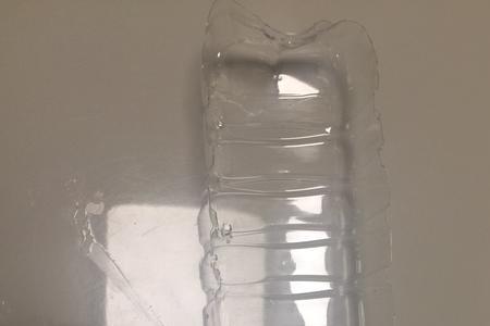 矿泉水瓶照明灯原理