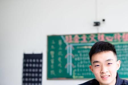 警校校服年年换吗