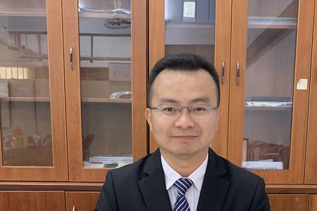 学校校长现在是否要上主课