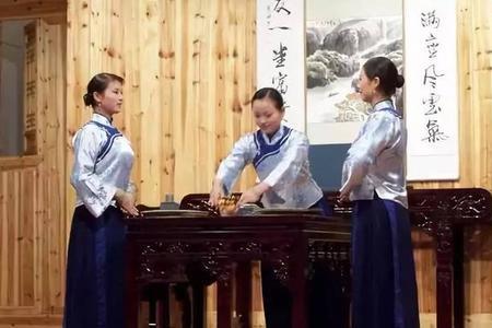 凤凰三点头行礼放的什么歌