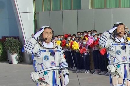 神舟十四号航天员什么时候出舱