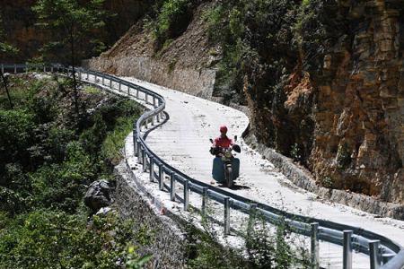 天坑修路为何选在山脊处