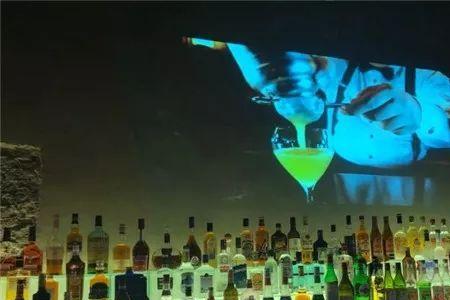 杯光酒影是什么意思