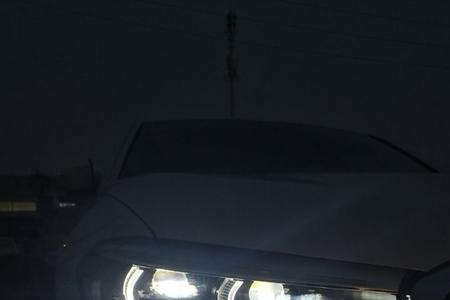 宝马5系天使眼和勺子灯亮度对比