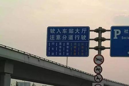 家人从唐山站下车，应该从哪接人