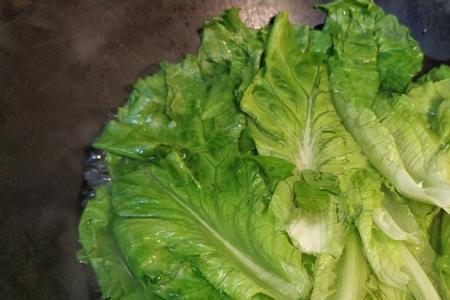 生菜菜汁弄到衣服上，怎么洗