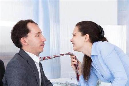如何追求漂亮已婚同事