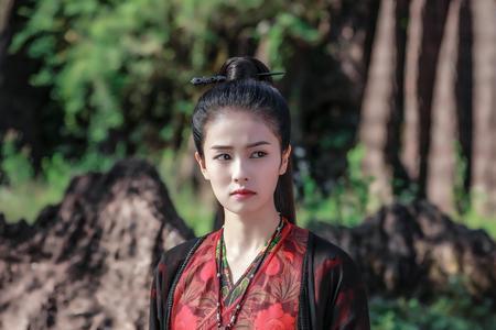 招摇里男主的女下属是谁