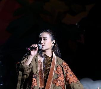 穿短裤唱歌的叫什么