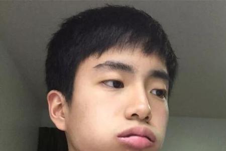 此男念什么