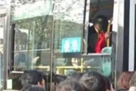 人太多人挤人是什么意思