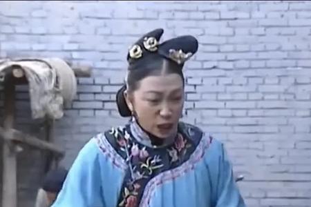 街上唱歌的燕子扮演者是谁