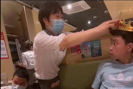 海底捞男服务员发型要求
