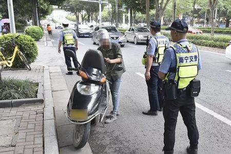 交警躲在暗处抓电动车合法吗