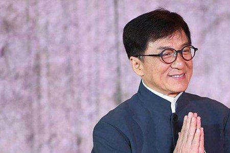 成龙的手为什么那么大