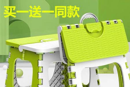 小沙坐在凳子上写扩句