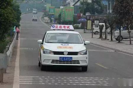 教练送学员去考试收路费正常吗