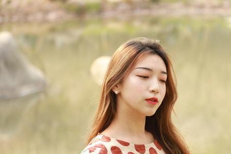 女人看着你笑说明什么