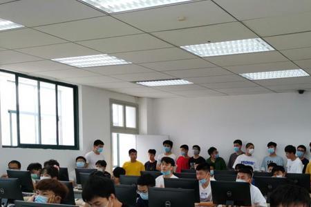 专科就业会看毕业学校的吗