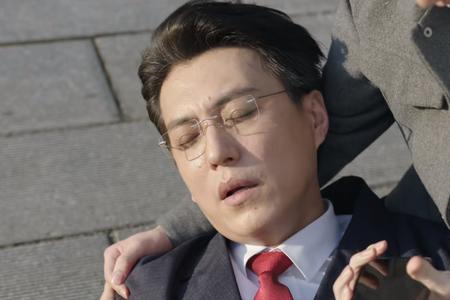 底线靳东第几集死