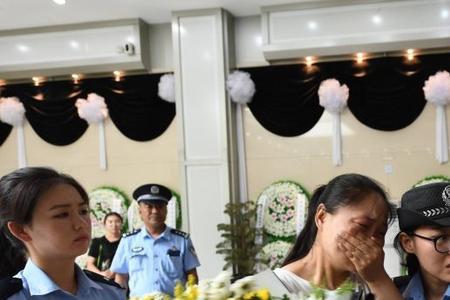 看到人跳楼怎么默哀