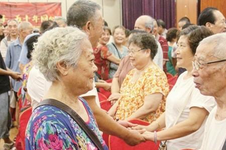 赞美金婚老夫妻相依为命的诗句