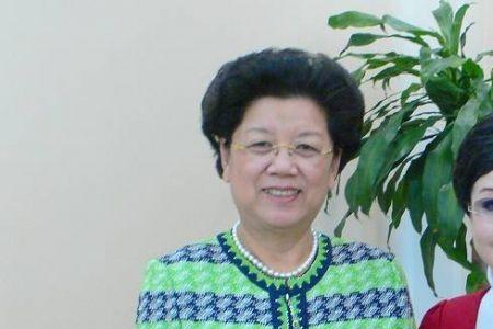 李谷一为什么走路要人搀扶