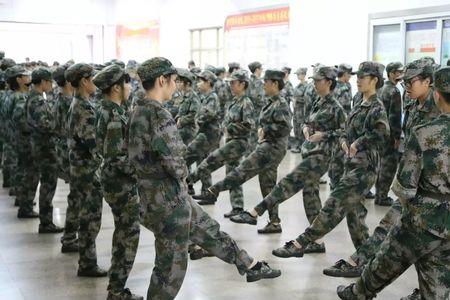 如何正步走发言