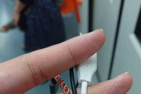 为什么耳机会粘粘的