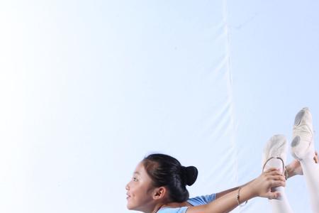 小女孩跳舞用5个动词写句子