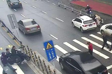 礼让行人首次免罚吗