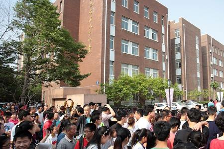 高考考场在自己学校吗
