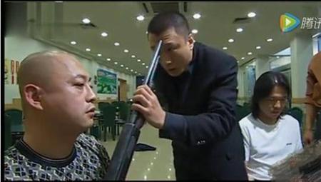 刘华强他弟是被谁砍伤的