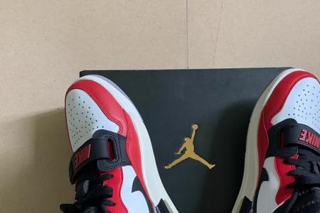 aj312白红芝加哥鞋底是什么颜色