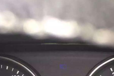 宝马熄火后汽车危险警告灯亮着