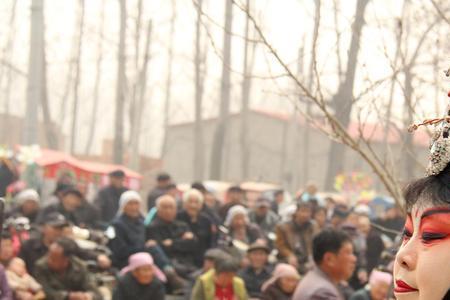 为什么在庙会时会唱戏