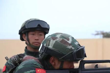 射击时右手持枪闭哪只眼睛