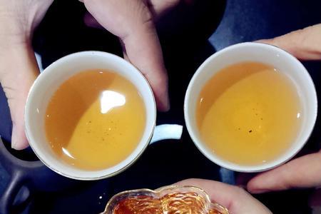 举杯邀明月，同饮共三人的意思