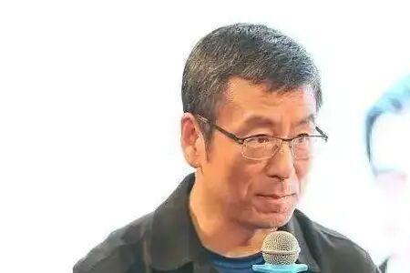 白岩松现在还在央视吗