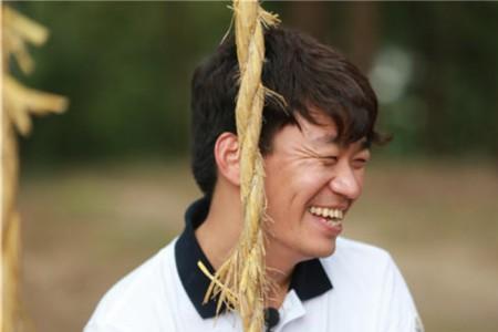 王宝强的微笑啥意思