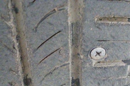 车胎扎了没气了短距离可以开吗