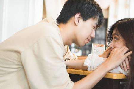 男的相亲又回头的是什么心里