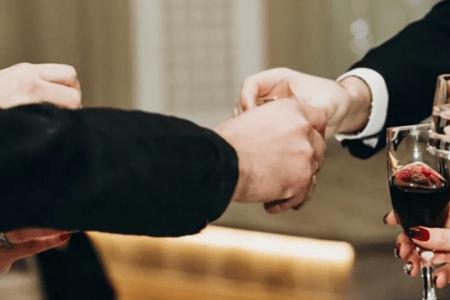 为什么喝酒时可以多人敬一人