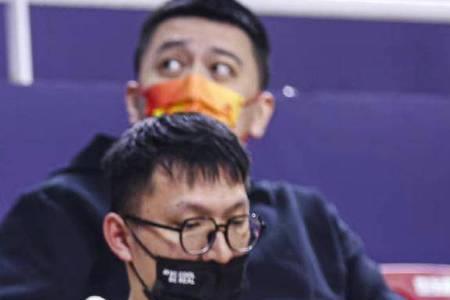 杨鸣戴的是什么牌子耳机