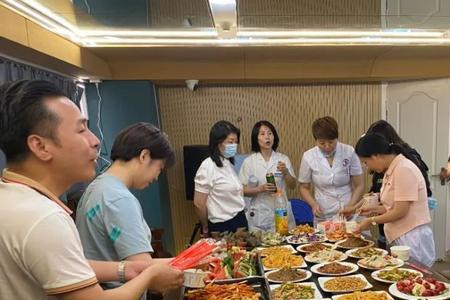 男同事聚餐和你坐近了紧张
