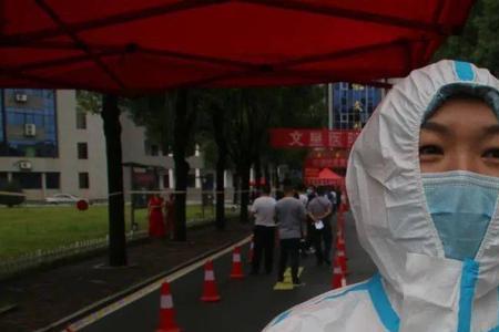 穿防护服长头发怎么扎