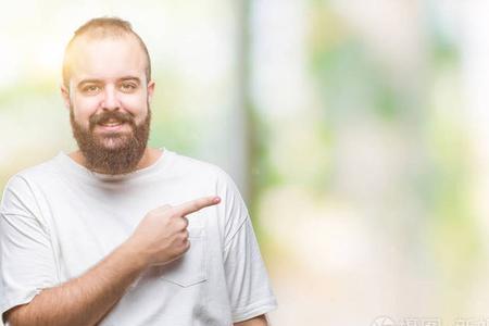 盯着一个男生看他笑了说明什么