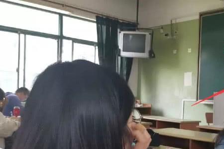 一个女生上课一直看你什么意思