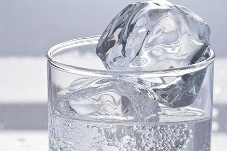 冰水在嘴里捂热了还是冰水嘛