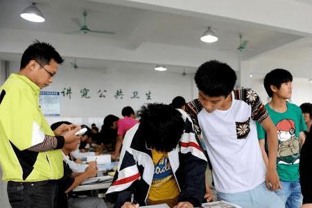 我一个技校生可以考四级英语吗
